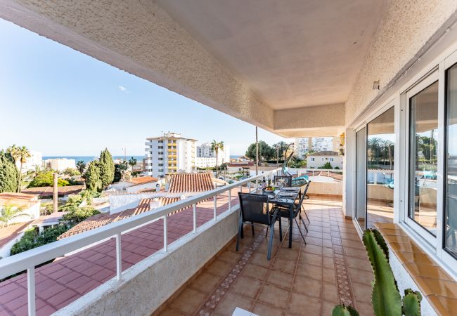 Appartement à Benalmádena - Sunny 2BR: Pool, with Terrace, and SeaView