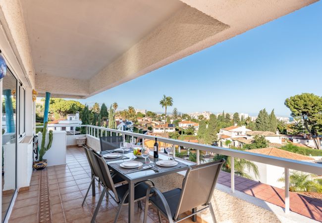 Appartement à Benalmádena - Sunny 2BR: Pool, with Terrace, and SeaView