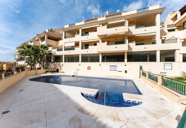 Appartement à Benalmádena - Triple Luxe: Close to Sea with Pool and Parking
