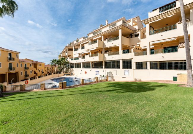 Appartement à Benalmádena - Triple Luxe: Close to Sea with Pool and Parking