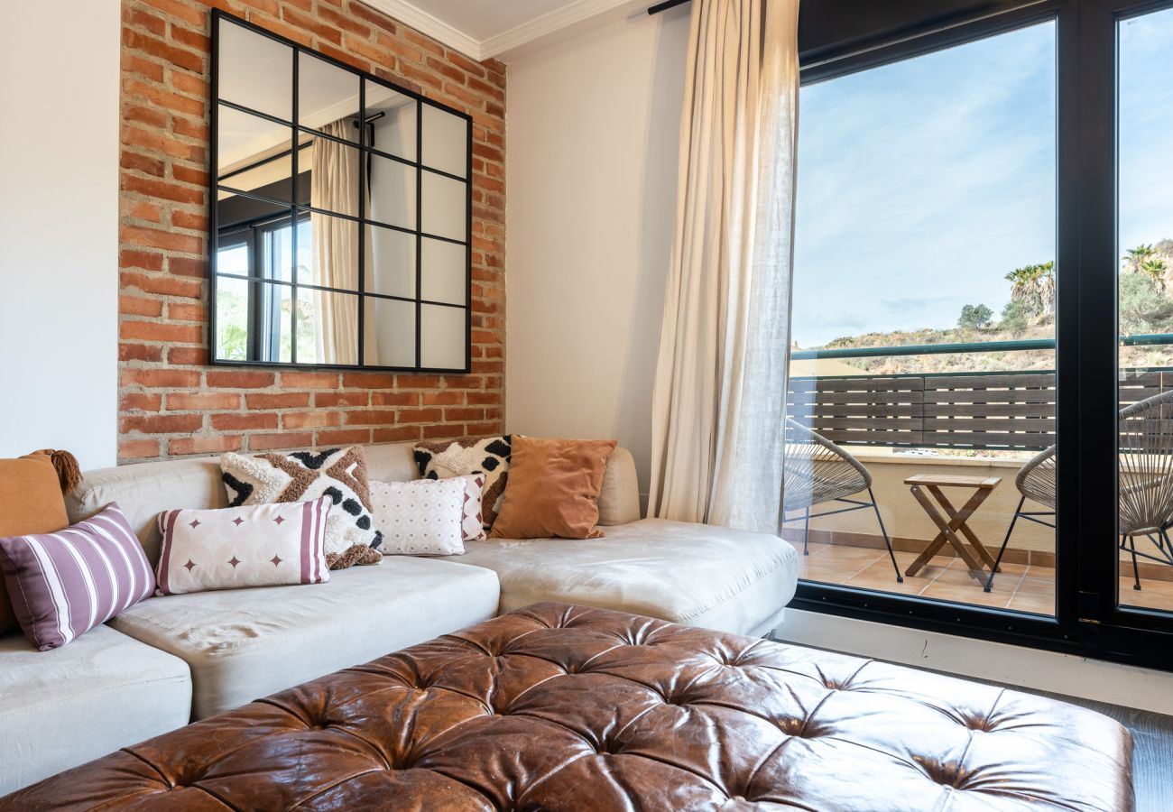 Appartement à Benalmádena - Triple Luxe: Close to Sea with Pool and Parking