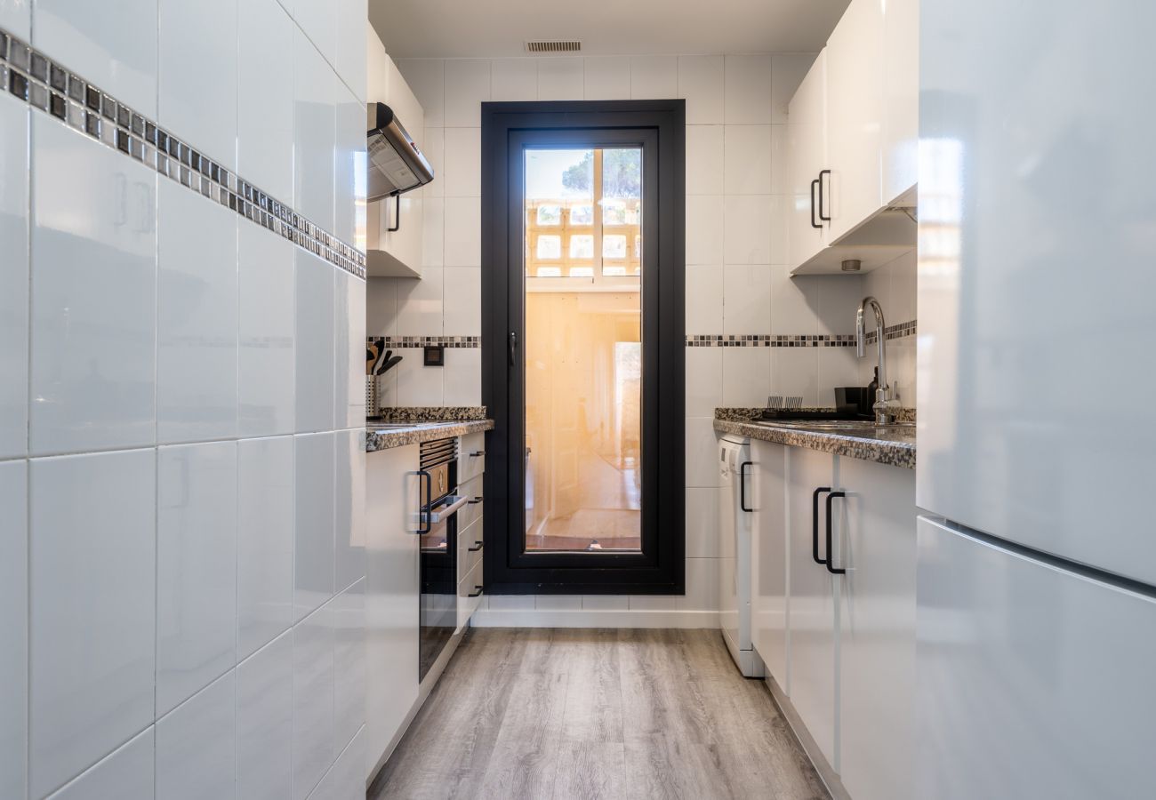 Appartement à Benalmádena - Triple Luxe: Close to Sea with Pool and Parking