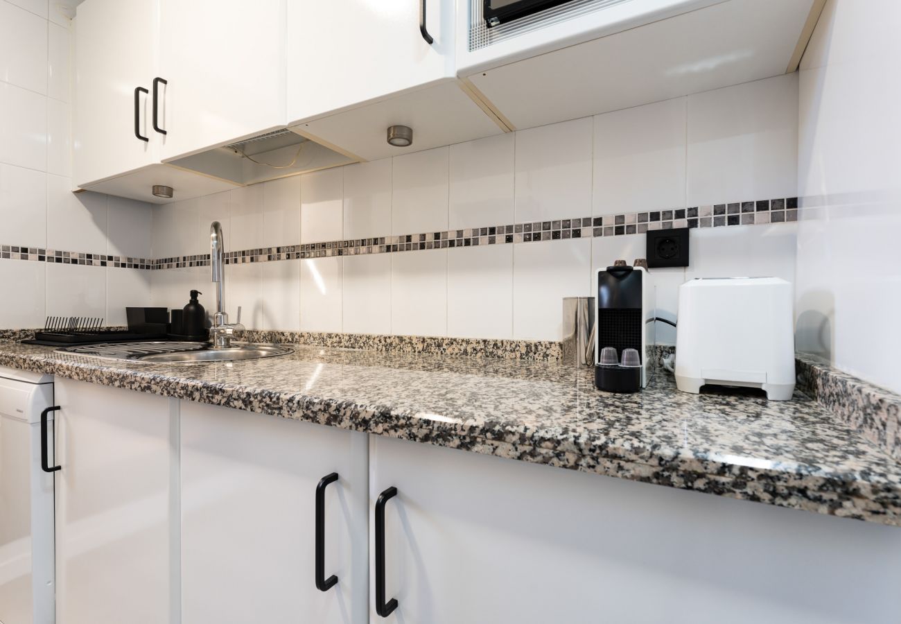 Appartement à Benalmádena - Triple Luxe: Close to Sea with Pool and Parking