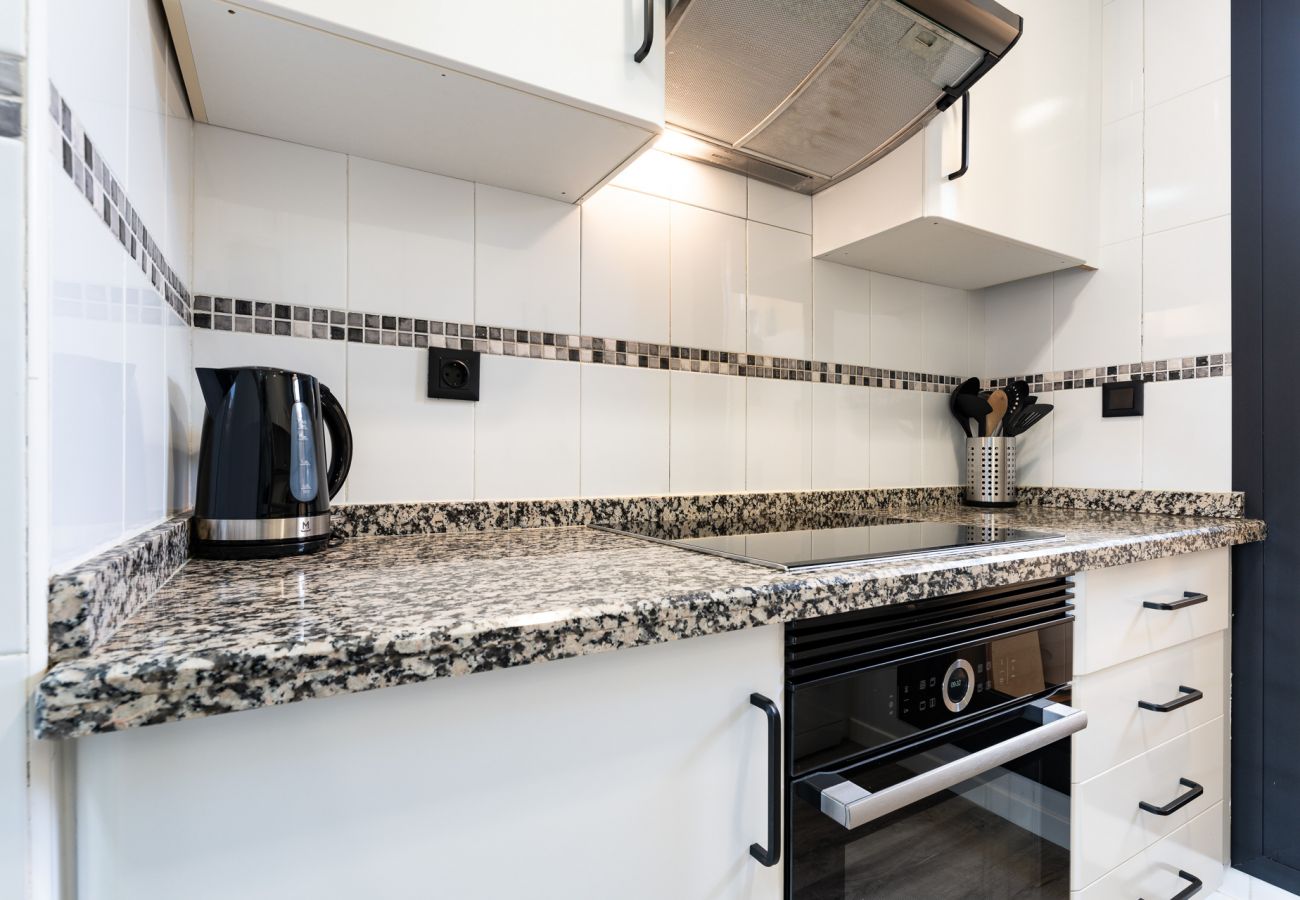 Appartement à Benalmádena - Triple Luxe: Close to Sea with Pool and Parking