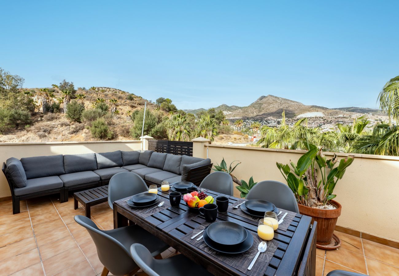 Appartement à Benalmádena - Triple Luxe: Close to Sea with Pool and Parking