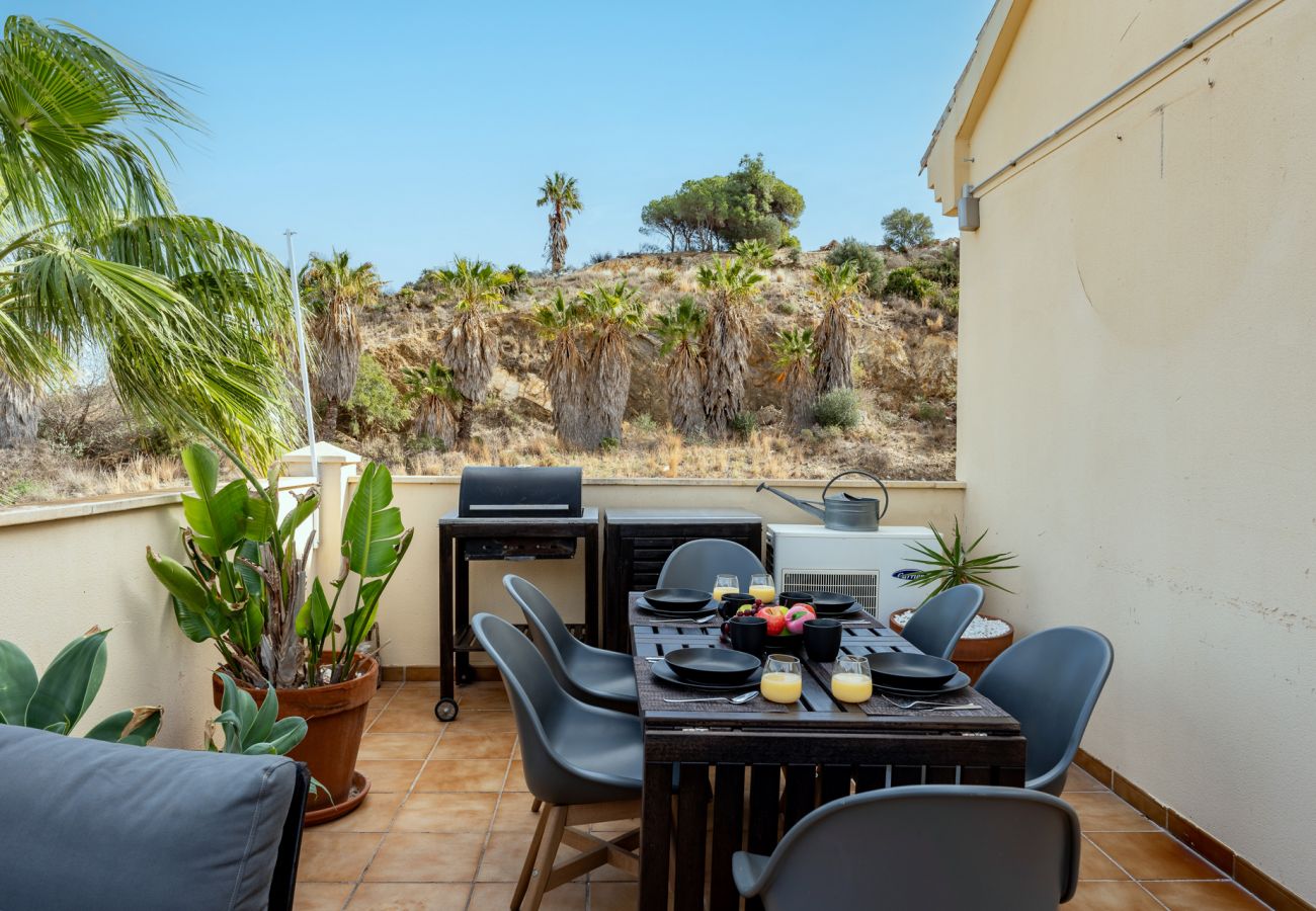 Appartement à Benalmádena - Triple Luxe: Close to Sea with Pool and Parking