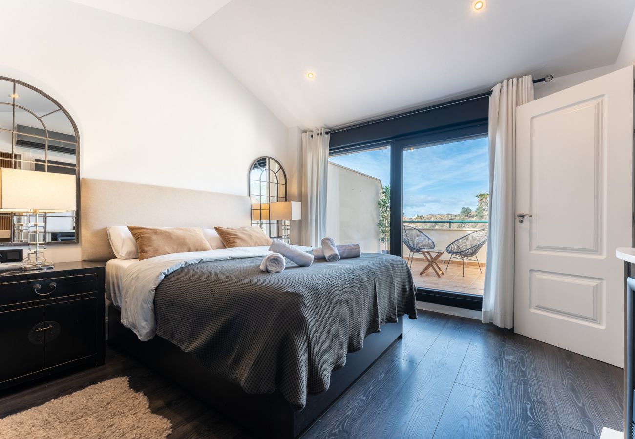 Appartement à Benalmádena - Triple Luxe: Close to Sea with Pool and Parking