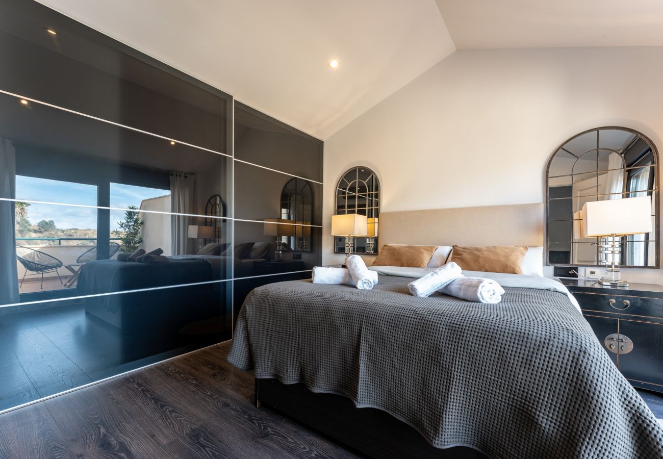 Appartement à Benalmádena - Triple Luxe: Close to Sea with Pool and Parking