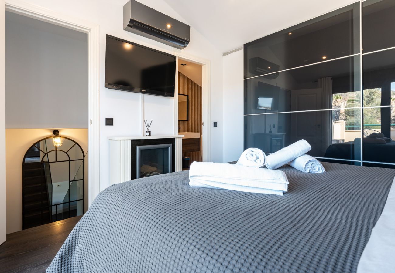 Appartement à Benalmádena - Triple Luxe: Close to Sea with Pool and Parking