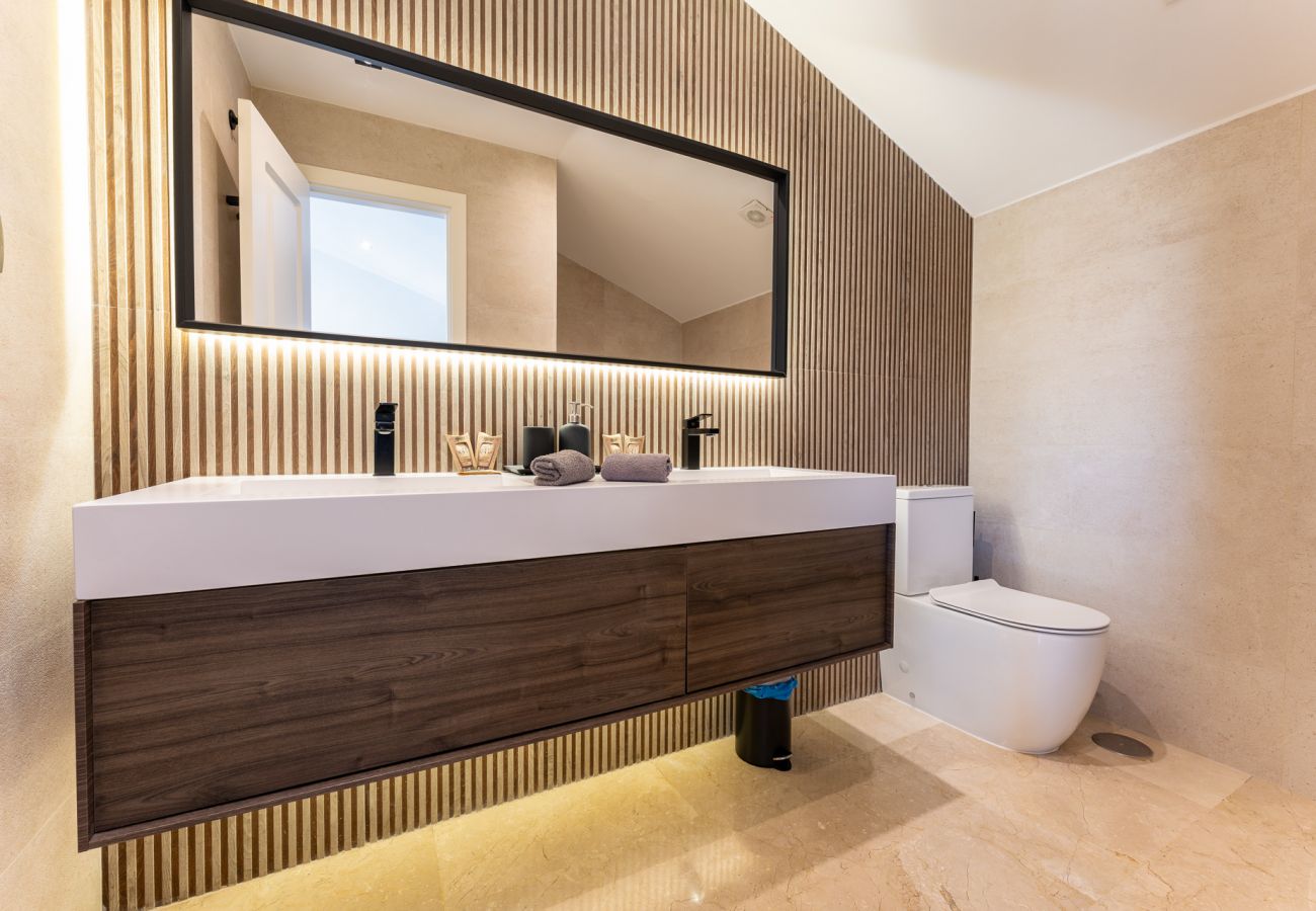 Appartement à Benalmádena - Triple Luxe: Close to Sea with Pool and Parking