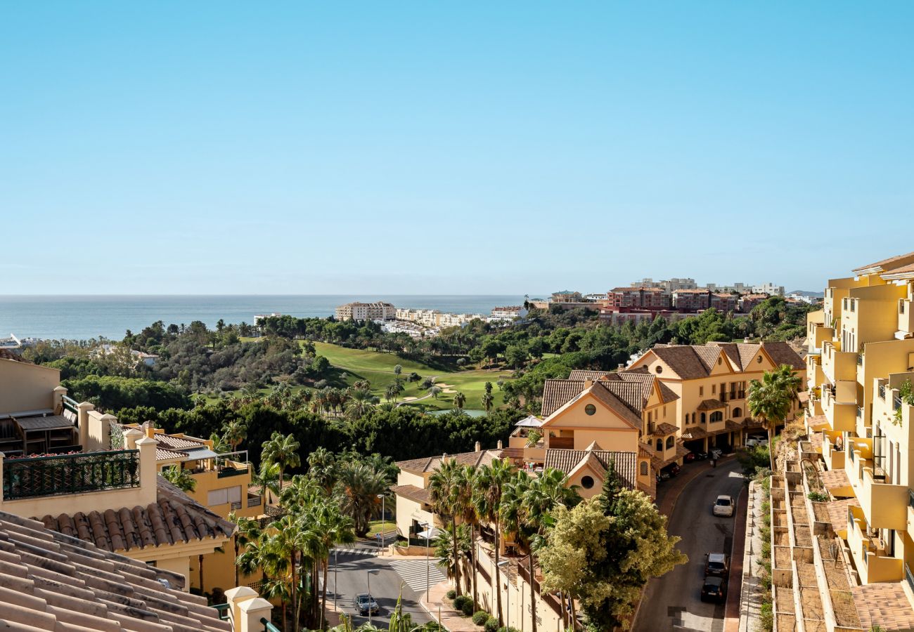 Appartement à Benalmádena - Triple Luxe: Close to Sea with Pool and Parking