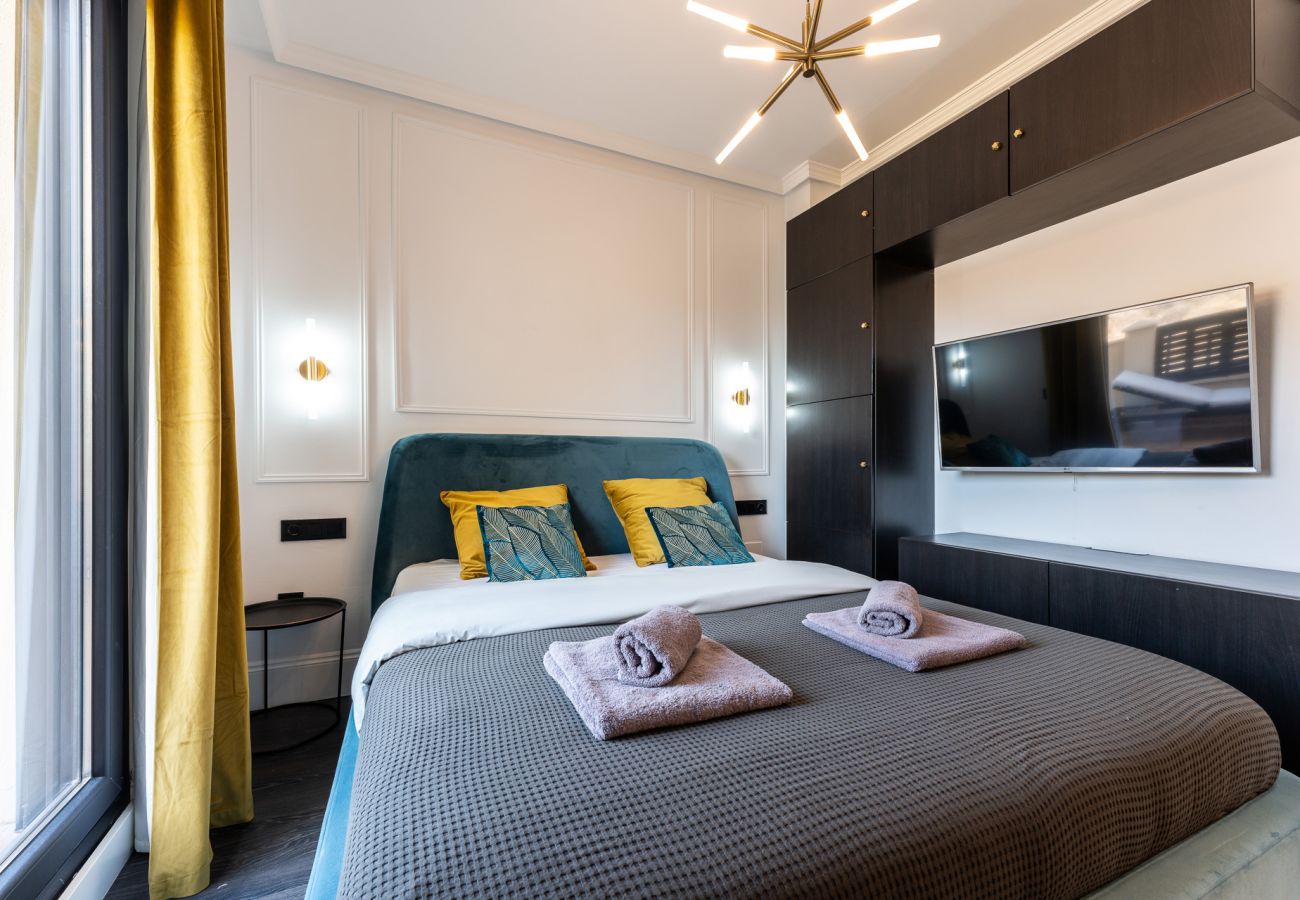 Appartement à Benalmádena - Triple Luxe: Close to Sea with Pool and Parking