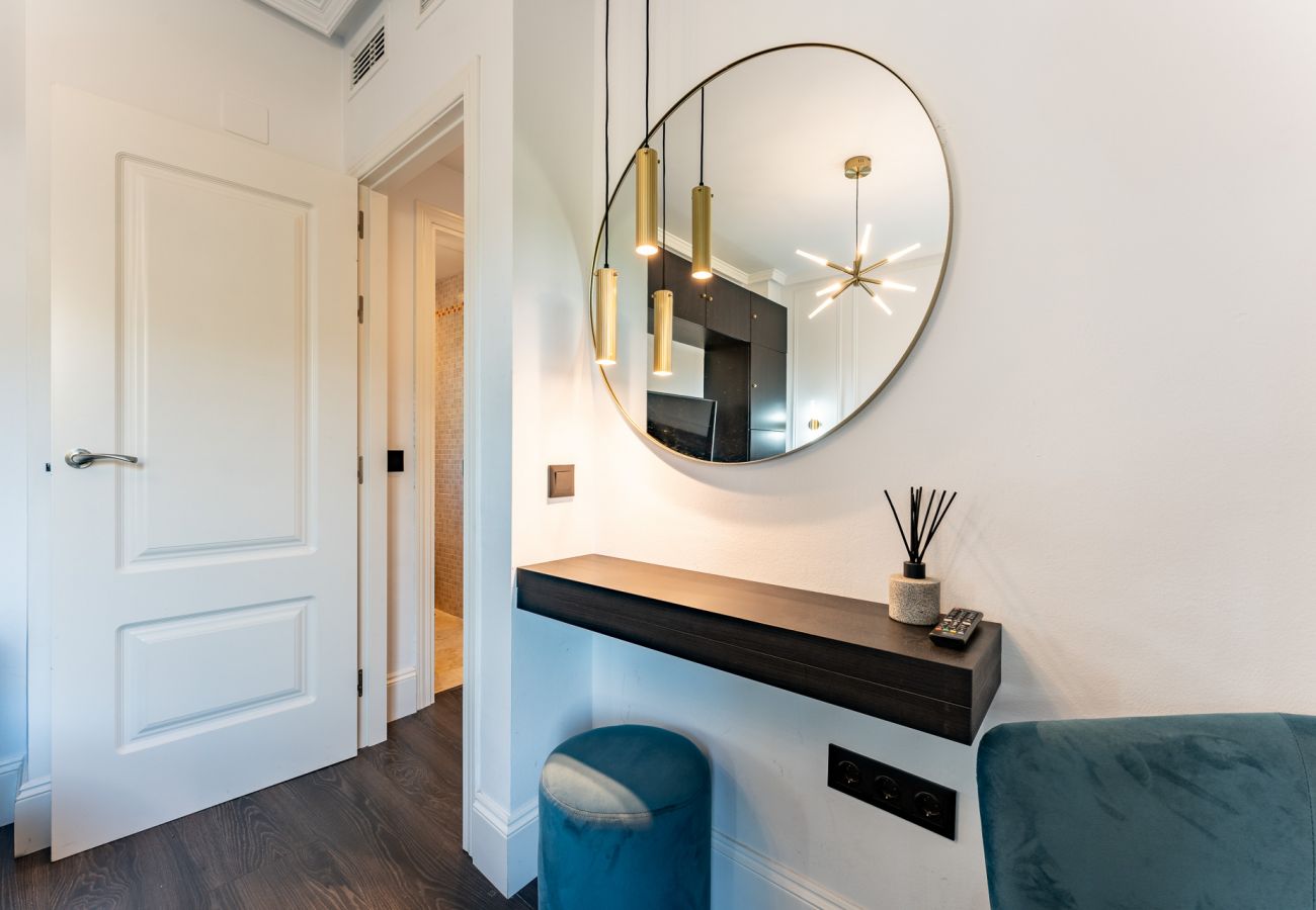 Appartement à Benalmádena - Triple Luxe: Close to Sea with Pool and Parking