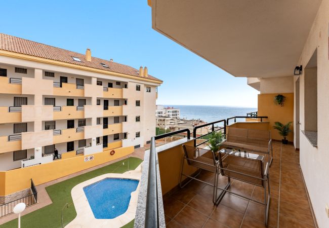 Appartement à Benalmádena - Coastal Comfort 2BR, Pool, Terrace, parking