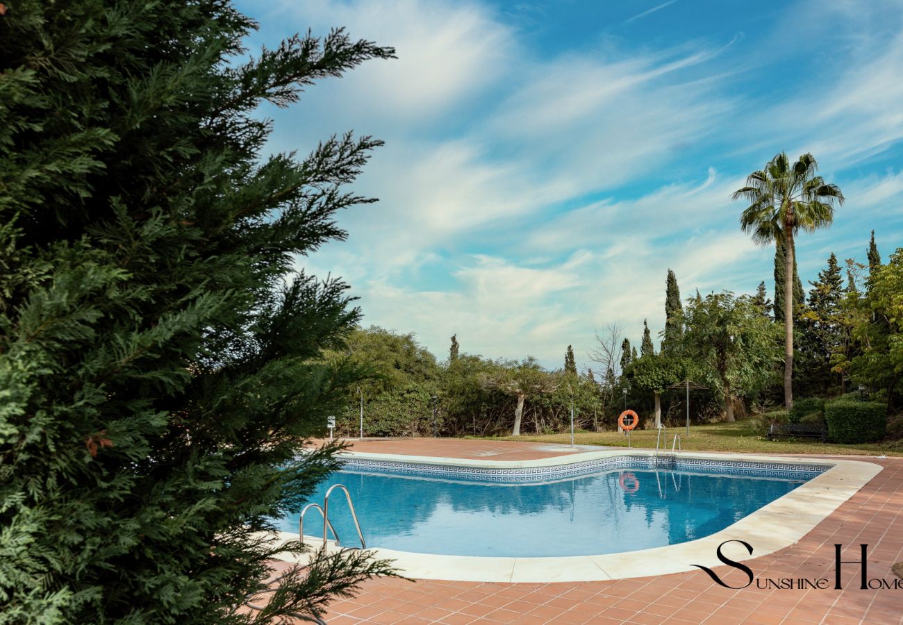 Maison mitoyenne à Benalmádena - Maison de ville élégante avec vue sur la mer : 3BR, piscine, 4 terrasses REF030