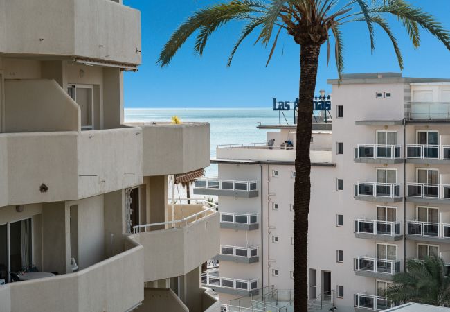 Appartement à Benalmádena - Benalbeach Bliss: Seafront Retreat with Balcony