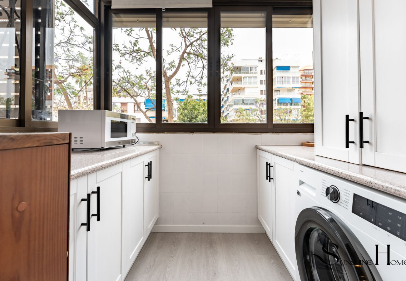 Appartement à Fuengirola - Perfect Location 3 Bedrooms  2 bath, Parking, Pool