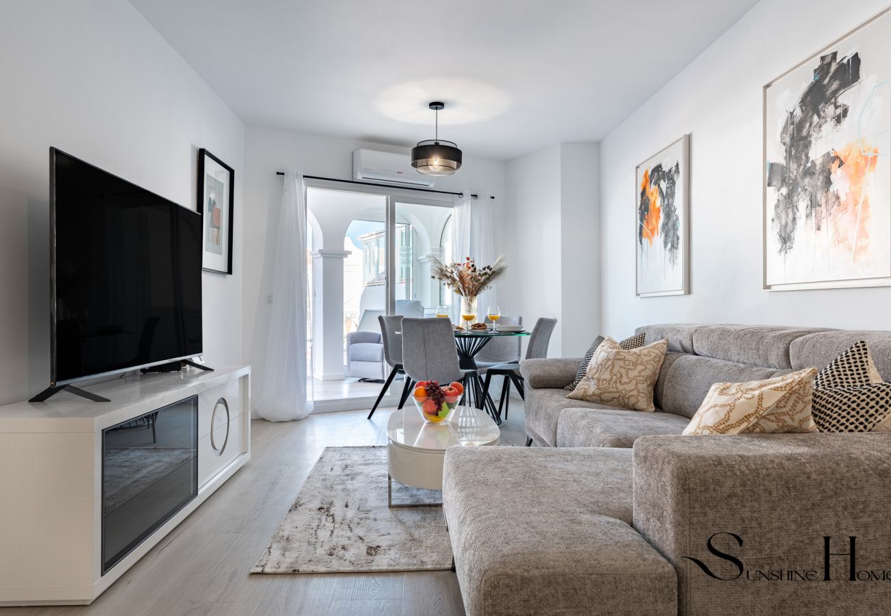 Appartement à Benalmádena - Fancy 2BR Retreat: Pool, Parking, Wonderful Views