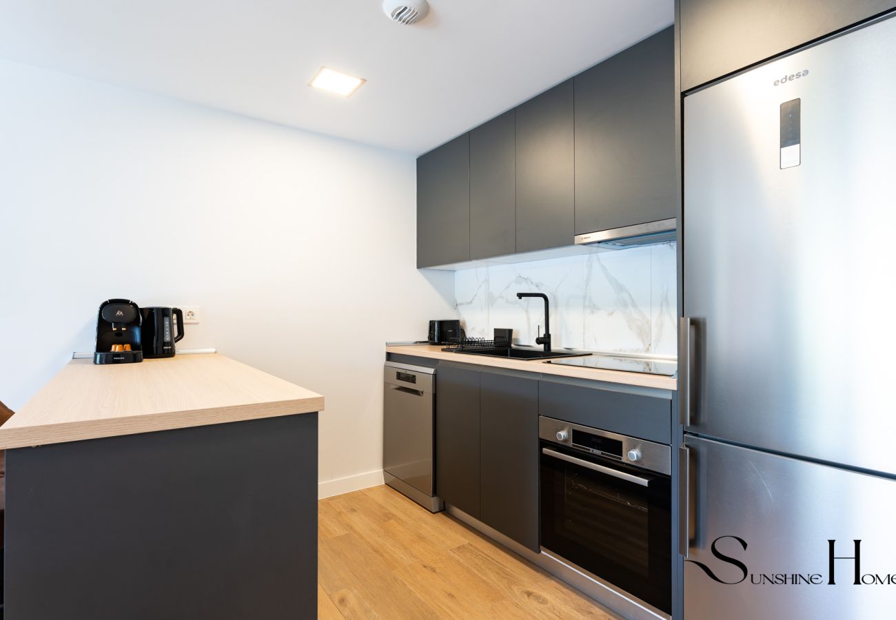 Appartement à Mijas Costa - Luxury 2-Bedroom Apartment | Pools, Sauna, Gym & More!