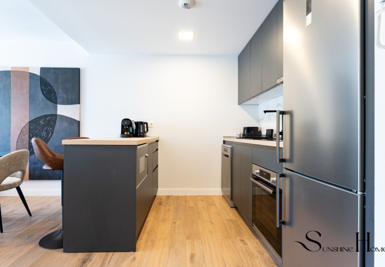 Appartement à Mijas Costa - Luxury 2-Bedroom Apartment | Pools, Sauna, Gym & More!