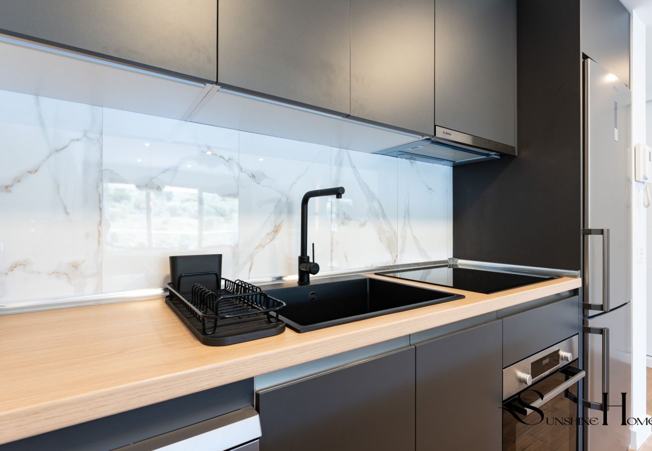 Appartement à Mijas Costa - Luxury 2-Bedroom Apartment | Pools, Sauna, Gym & More!