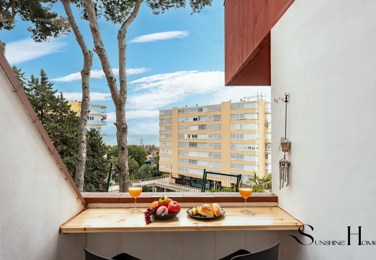Appartement à Torremolinos - Cozy 2 Bedroom Duplex, Parking, Terrace, Office, Pool! 