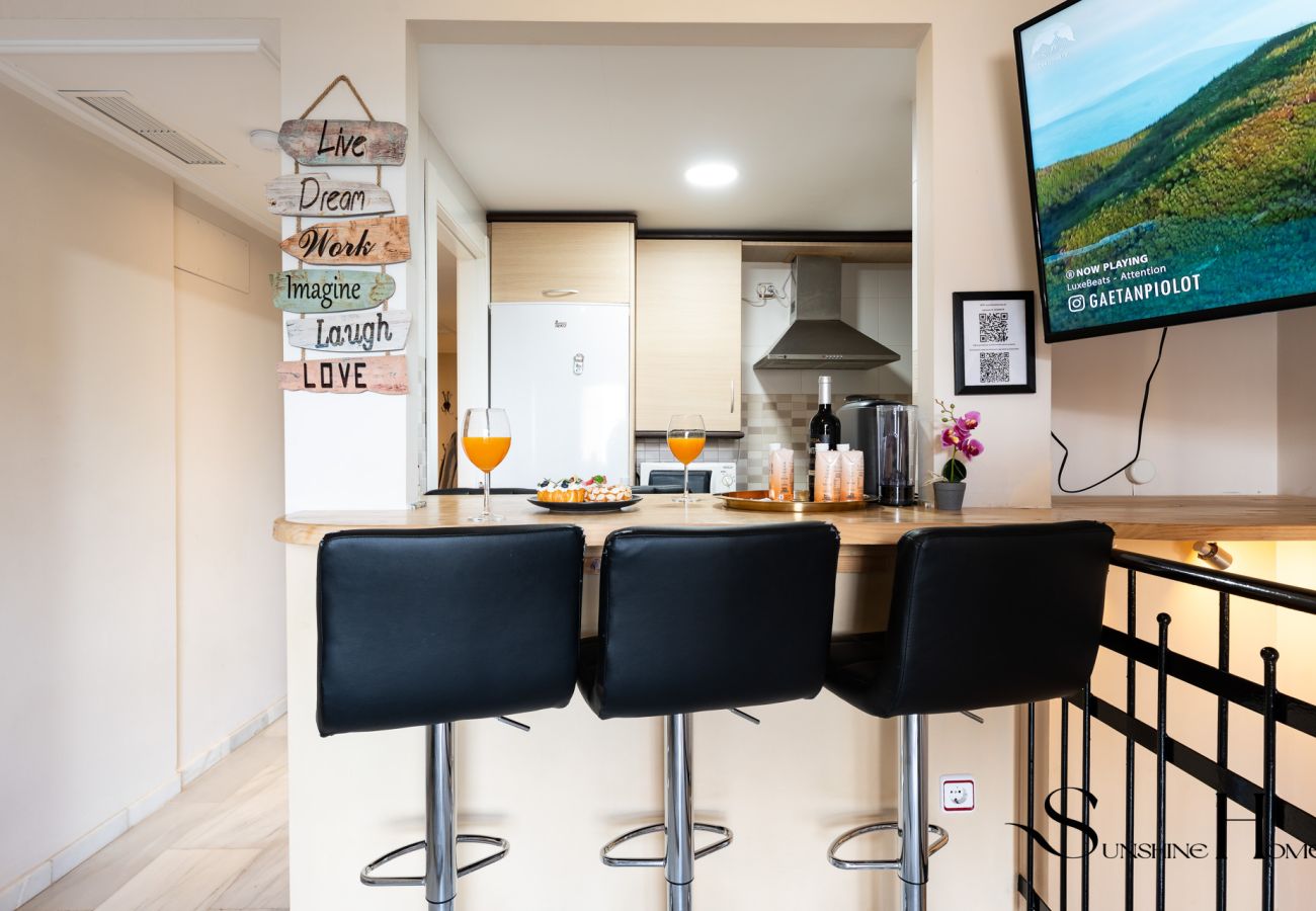 Appartement à Torremolinos - Cozy 2 Bedroom Duplex, Parking, Terrace, Office, Pool! 