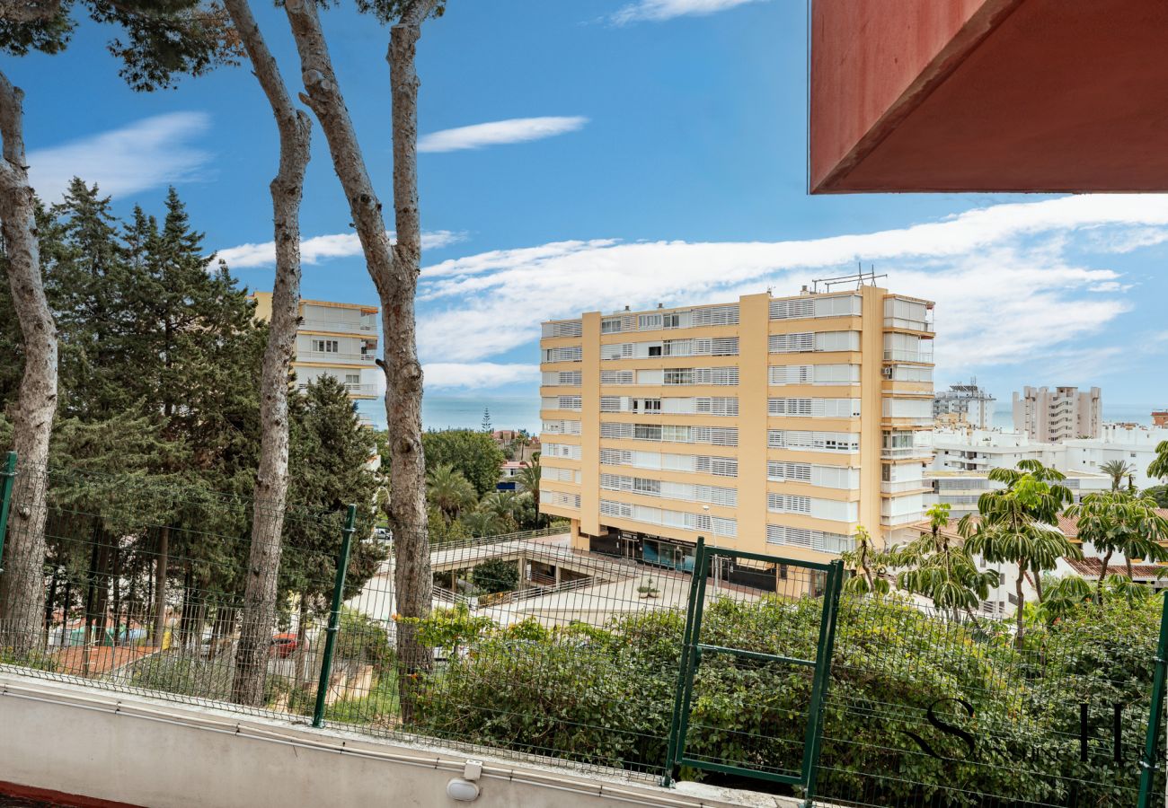 Appartement à Torremolinos - Cozy 2 Bedroom Duplex, Parking, Terrace, Office, Pool! 
