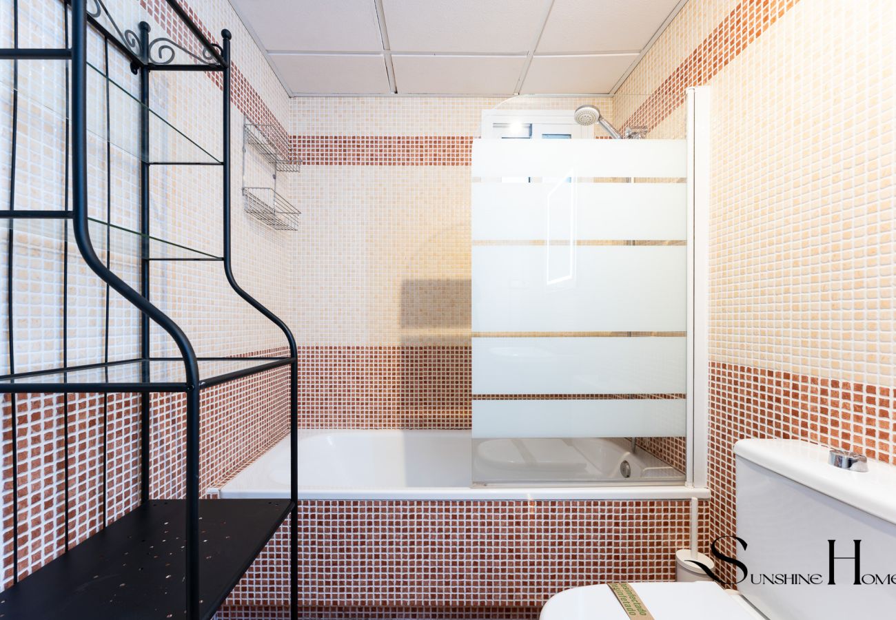 Appartement à Torremolinos - Cozy 2 Bedroom Duplex, Parking, Terrace, Office, Pool! 