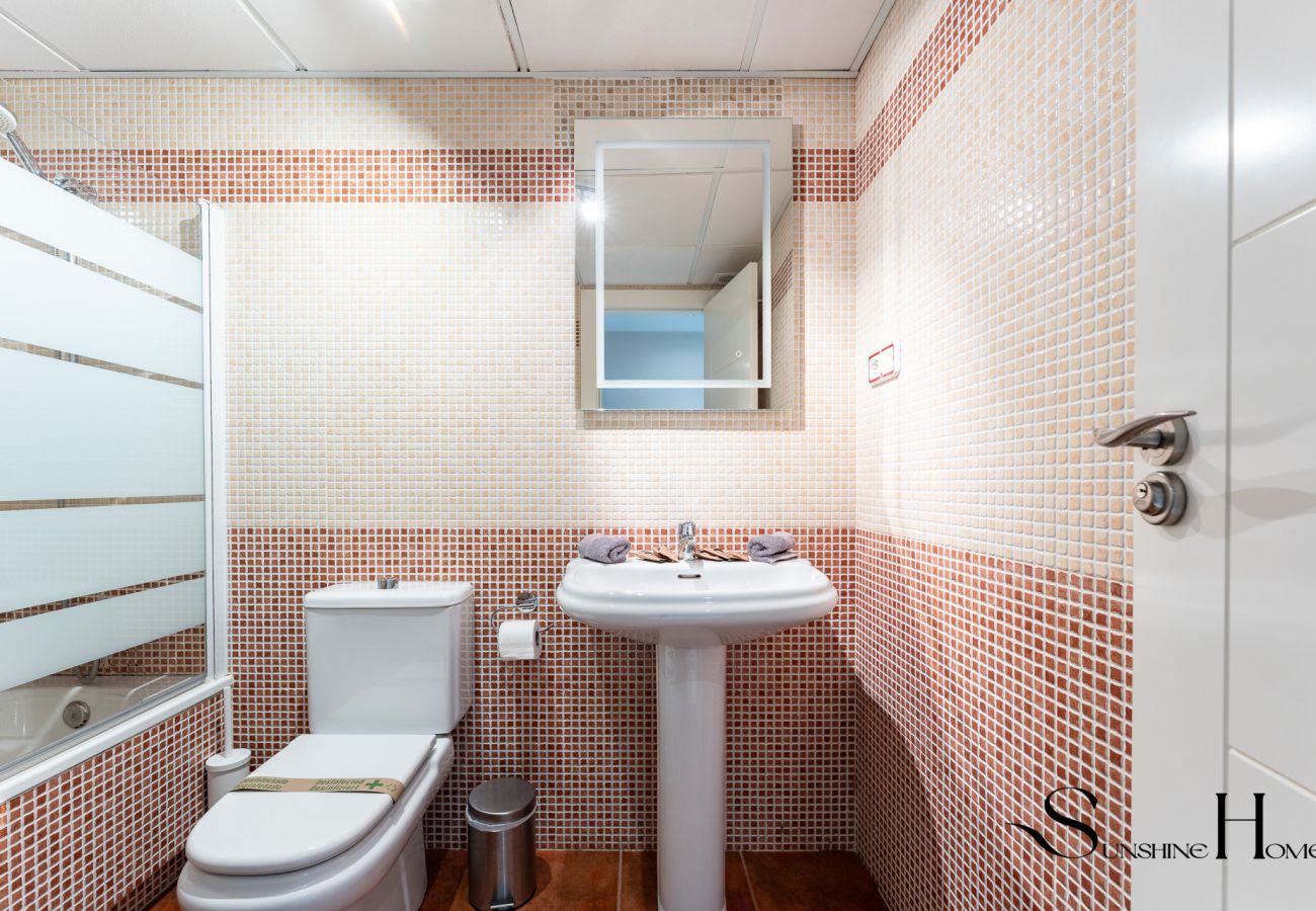 Appartement à Torremolinos - Cozy 2 Bedroom Duplex, Parking, Terrace, Office, Pool! 