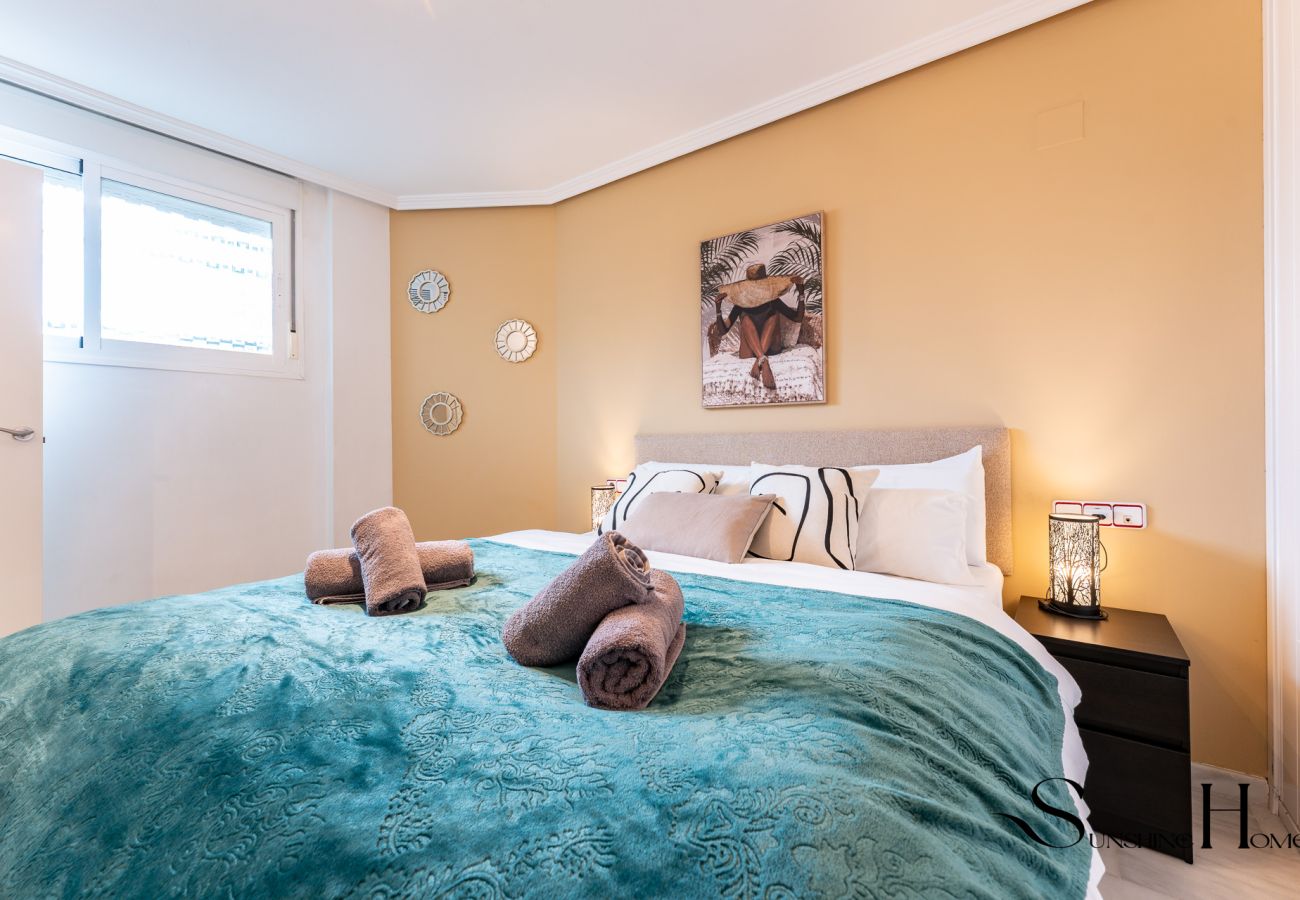 Appartement à Torremolinos - Cozy 2 Bedroom Duplex, Parking, Terrace, Office, Pool! 
