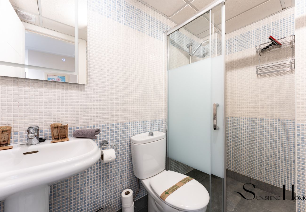 Appartement à Torremolinos - Cozy 2 Bedroom Duplex, Parking, Terrace, Office, Pool! 