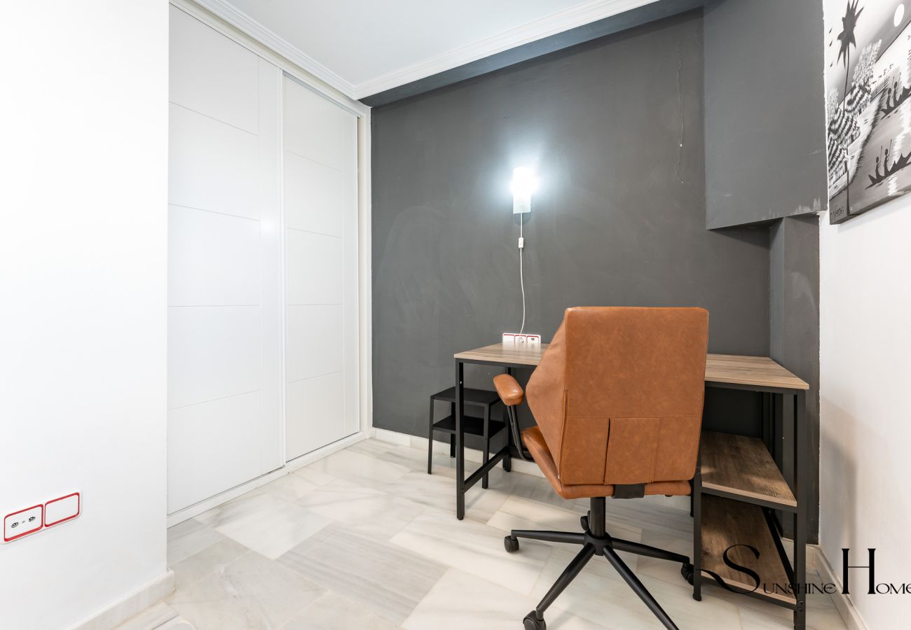 Appartement à Torremolinos - Cozy 2 Bedroom Duplex, Parking, Terrace, Office, Pool! 
