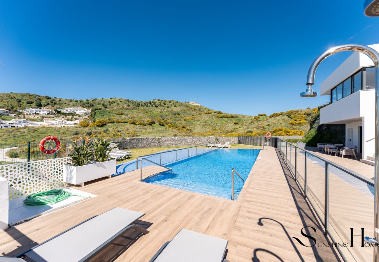 Maison mitoyenne à Mijas - Villa de Luxe 3 Chambres à Mijas – Vue Mer, Piscine et Jacuzzi REF063