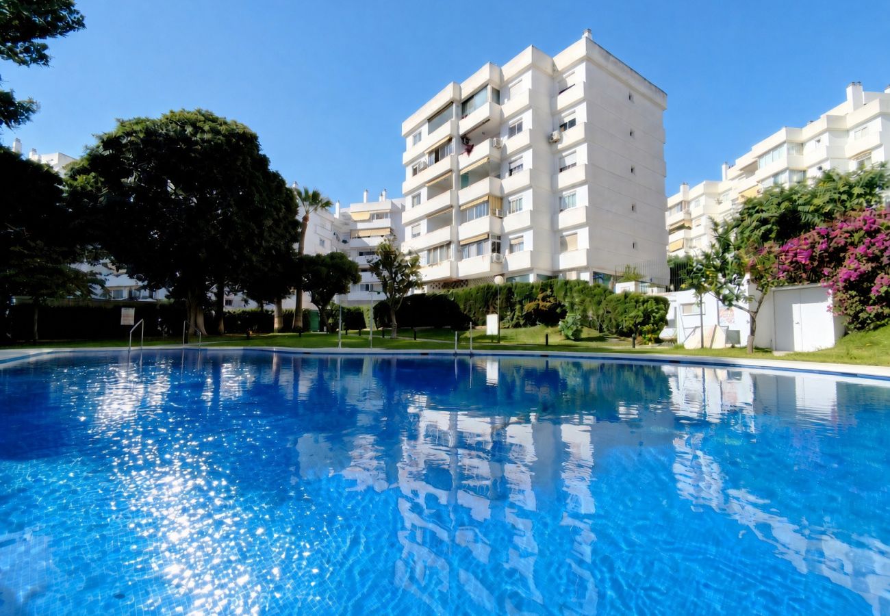 Appartement à Benalmádena - Seaview Retreat Apartment with Pool REF067