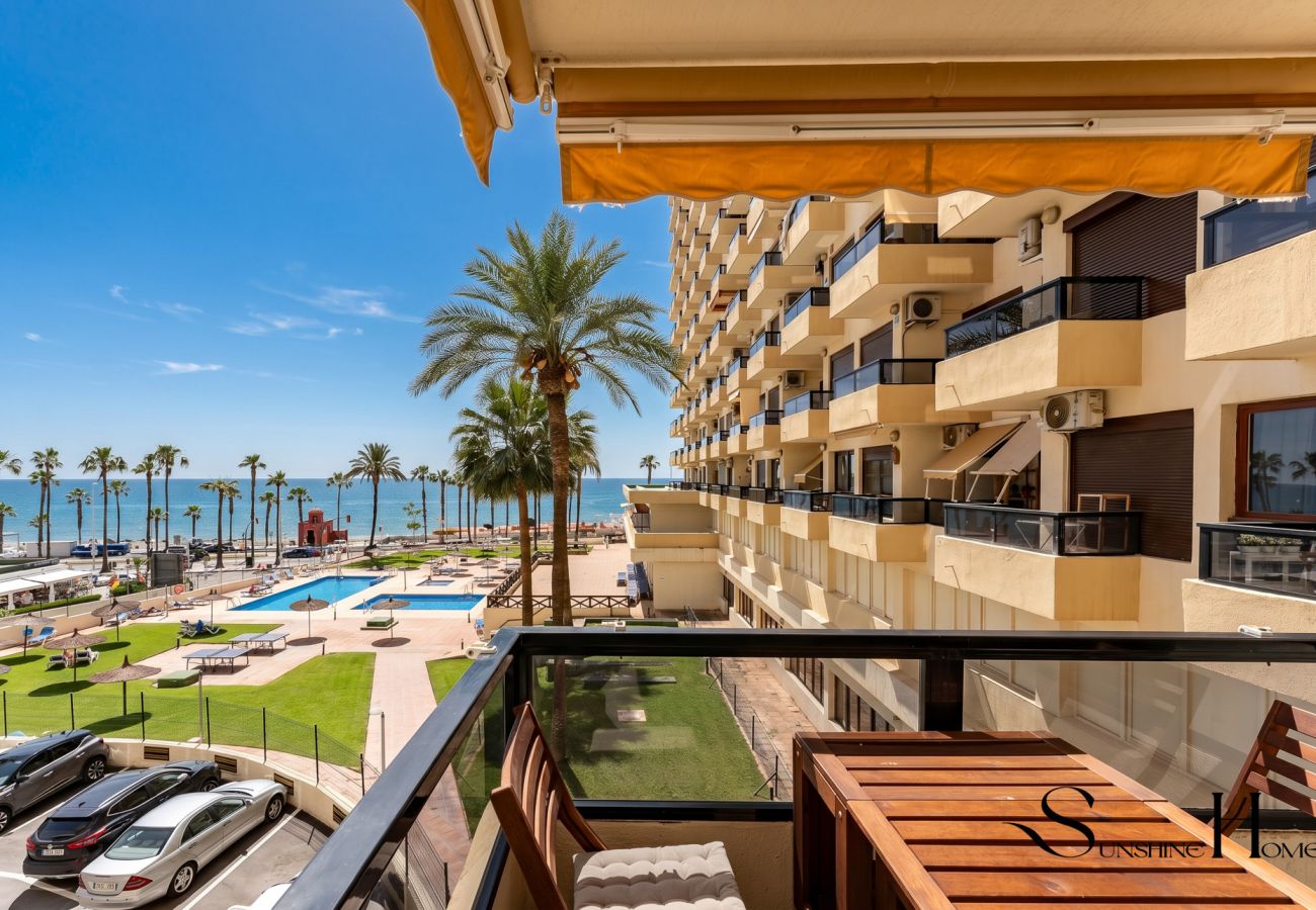 Appartement à Benalmádena - Beachfront Studio with Sea Views & Pools