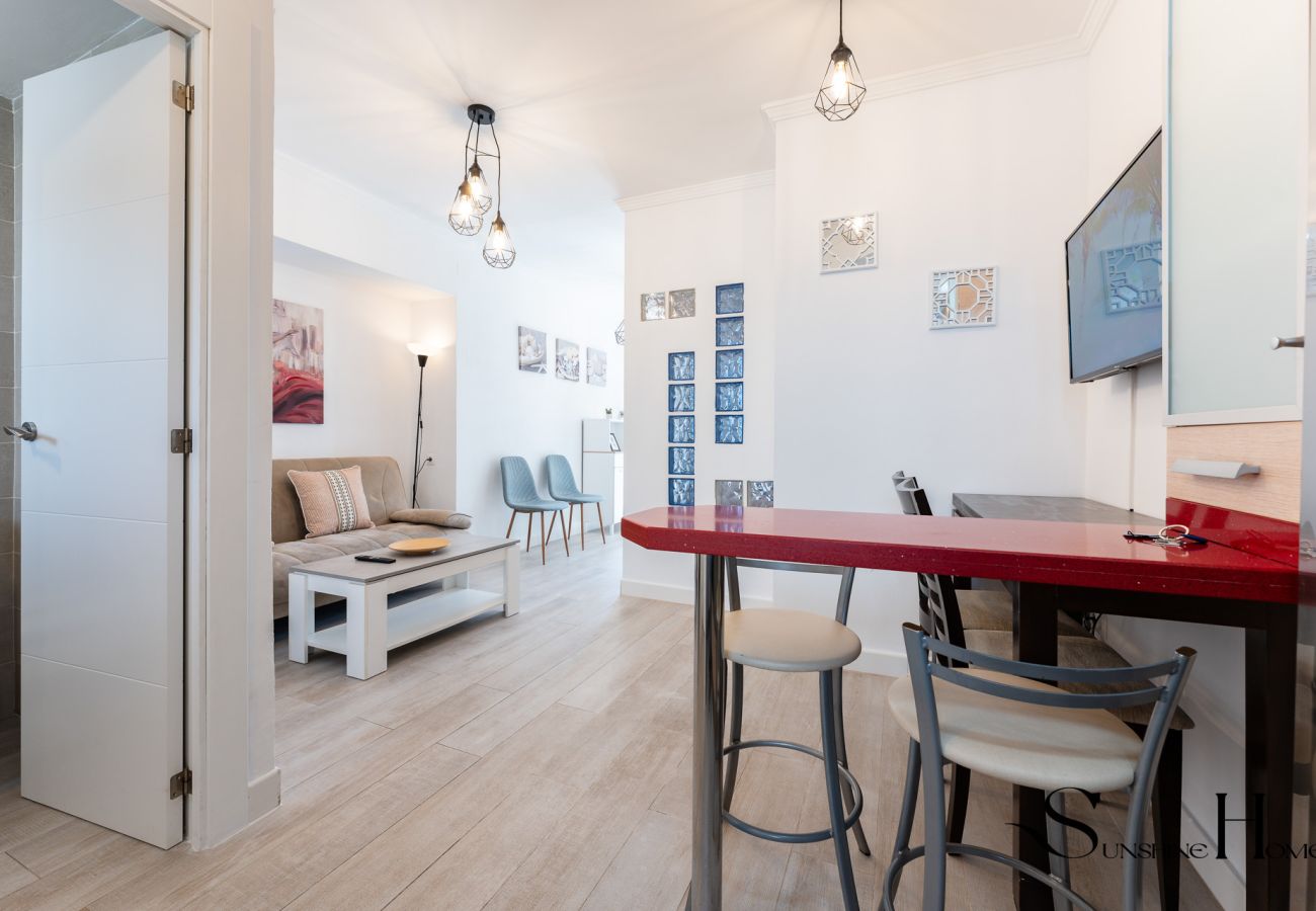 Appartement à Benalmádena - Beachfront Studio with Sea Views & Pools