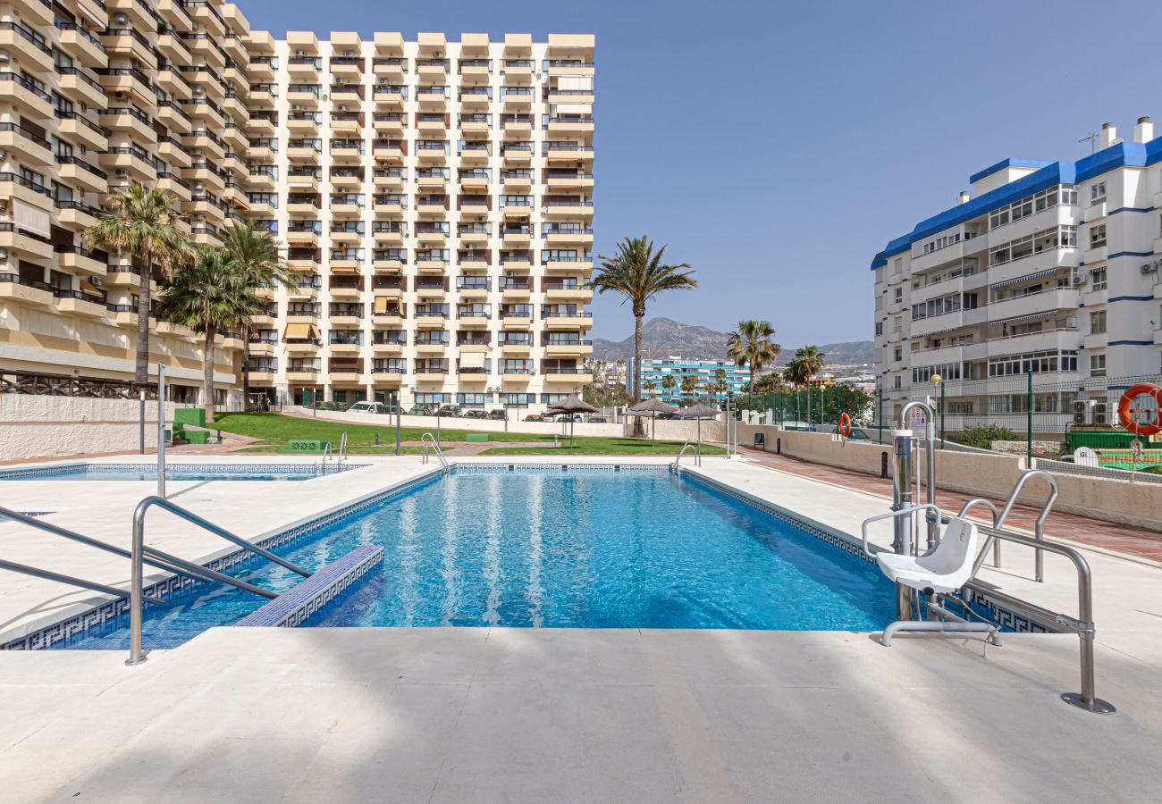 Appartement à Benalmádena - Beachfront Studio with Sea Views & Pools