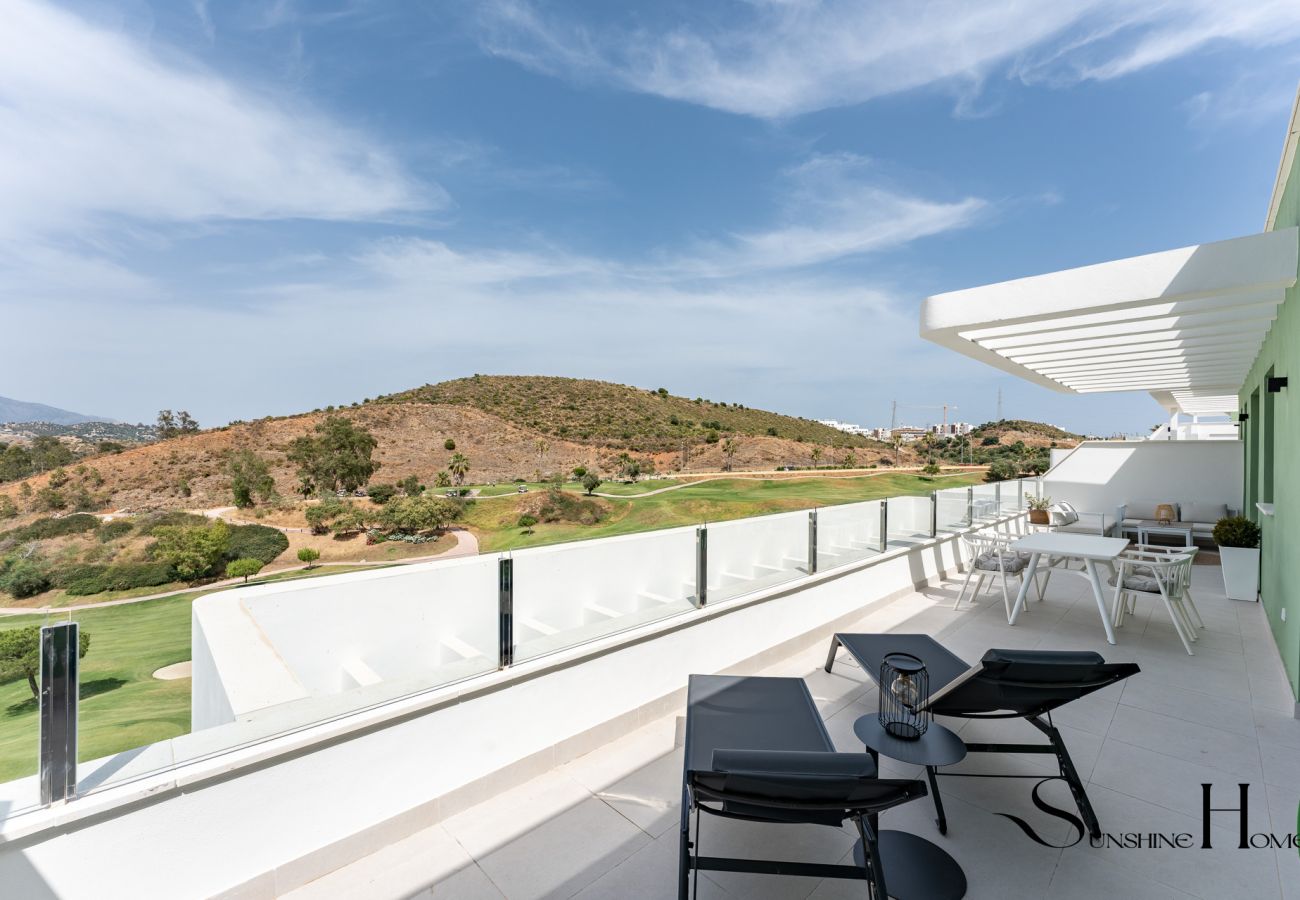 Appartement à Mijas Costa - Penthouse Moderne de 2 Chambres avec Vue sur le Golf près de La Cala de Mijas