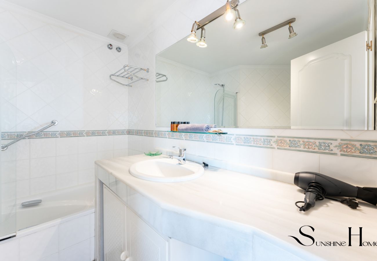 Appartement à Benalmádena - 4 Bed Townhouse, Sauna, Pool, Sea Views