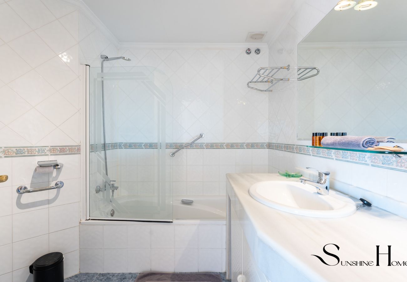 Appartement à Benalmádena - 4 Bed Townhouse, Sauna, Pool, Sea Views