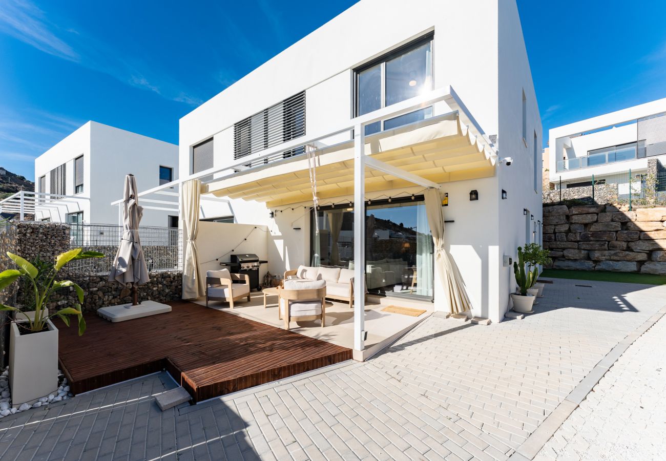 Maison mitoyenne à Mijas - Luxury 4Bed Villa in Mijas – Sea View, Pool REF083