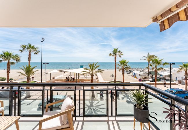Apartment in Fuengirola - Superb Location Beachfront , 3 bed with terrace REF044