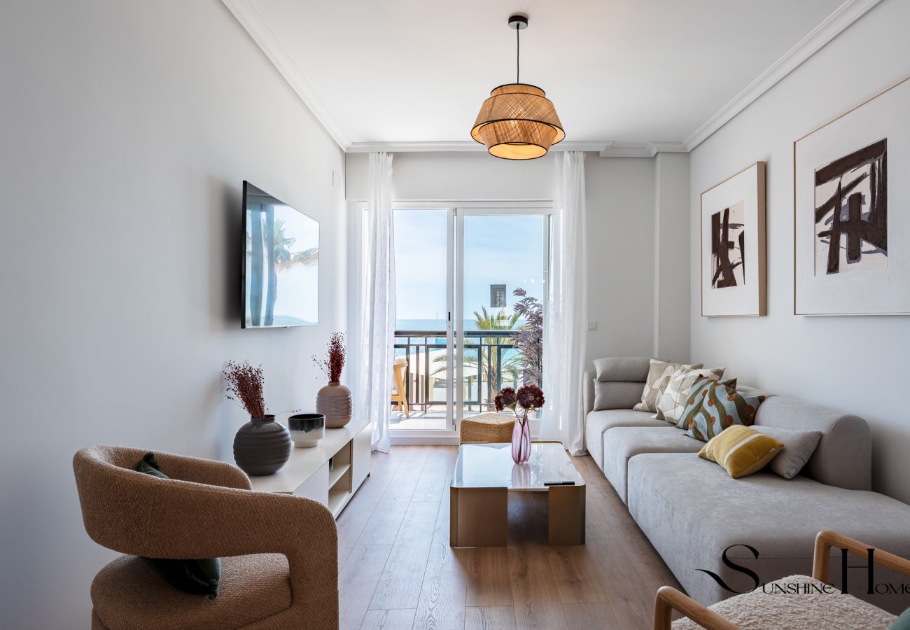 Apartment in Fuengirola - Superb Location Beachfront , 3 bed with terrace REF044