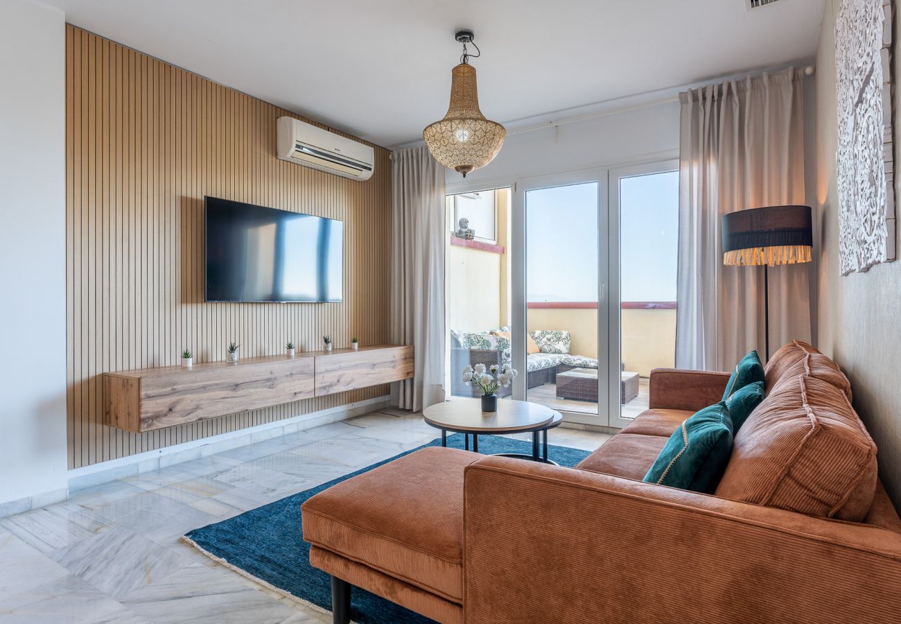 Apartment in Benalmádena - Benalmadena beachfront retreat w/ big balcony & city/sea views