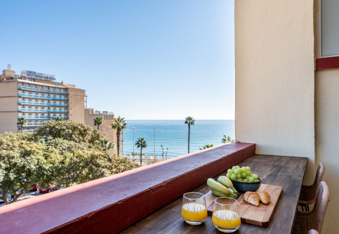 Apartment in Benalmádena - Benalmadena beachfront retreat w/ big balcony & city/sea views