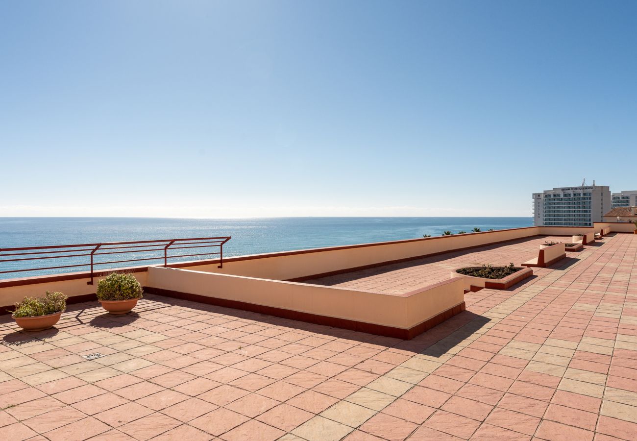 Apartment in Benalmádena - Benalmadena beachfront retreat w/ big balcony & city/sea views