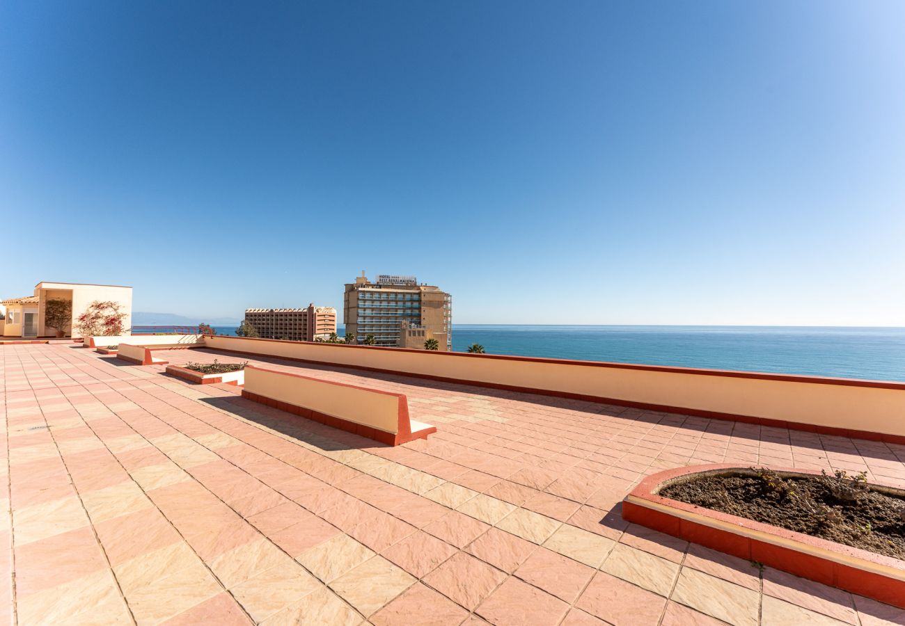 Apartment in Benalmádena - Benalmadena beachfront retreat w/ big balcony & city/sea views