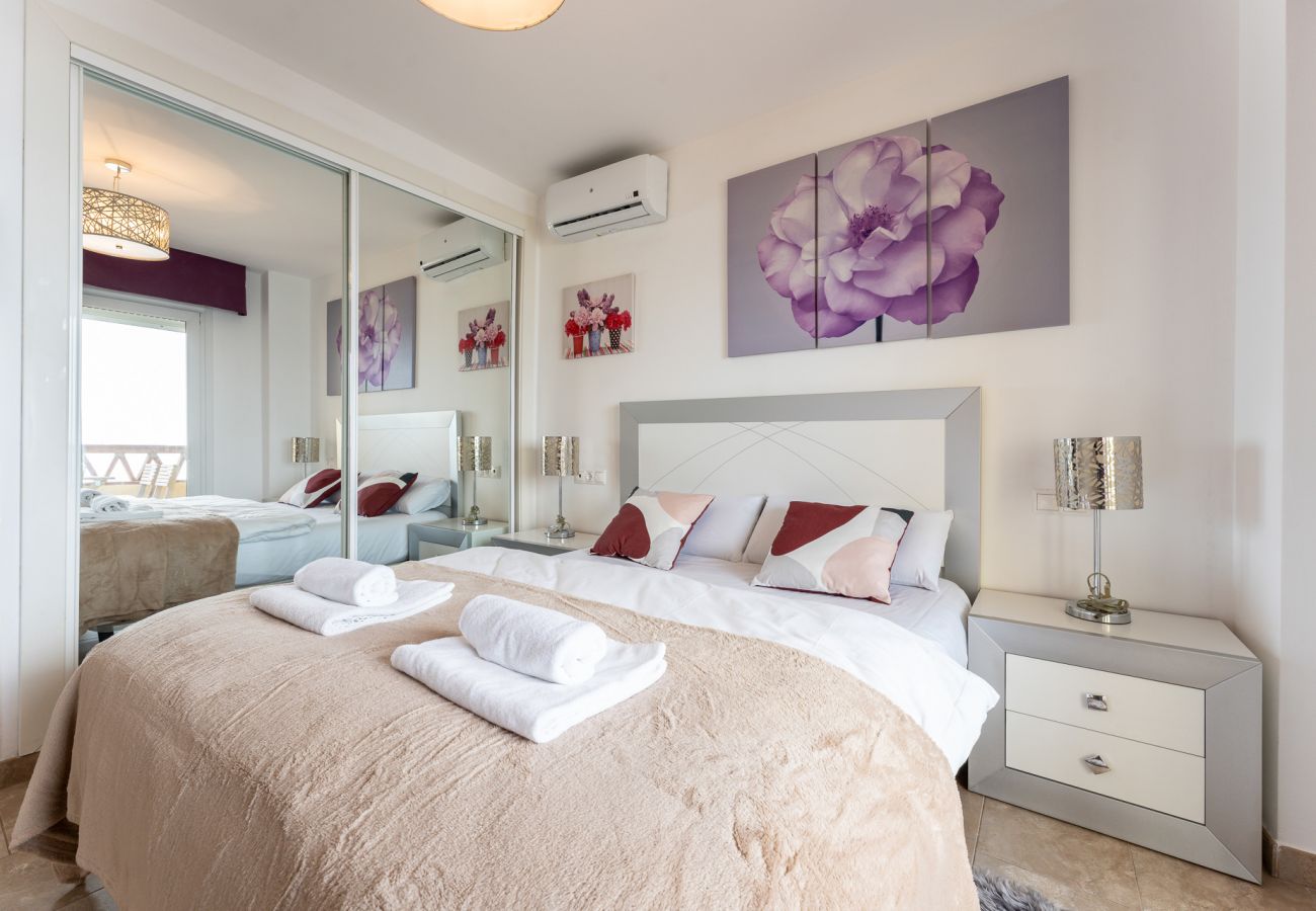Apartment in Benalmádena - Spectacular sea views parking and pool 