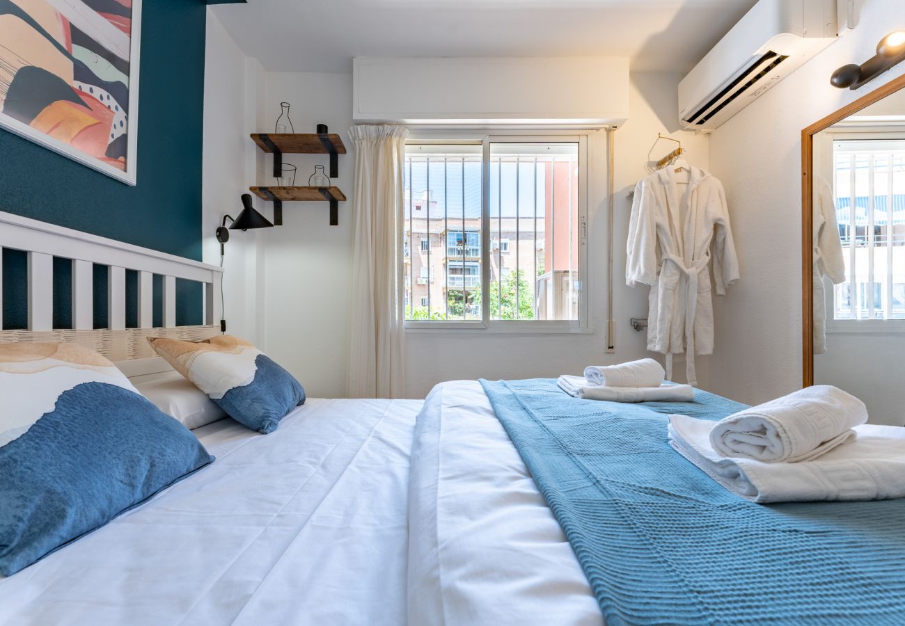 Apartment in Torremolinos - Cozy 1BR  sea views & pool in Torremolinos